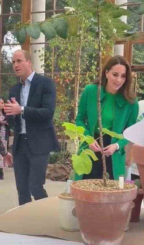 Die Herzogin von Cambridge, 39, entstaubte einen smaragdgrünen Erdem-Mantel, der zuletzt 2016 für den Ausflug in West-London heute Nachmittag getragen wurde