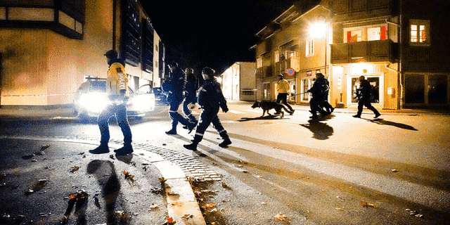 Die Polizei geht am Mittwoch, 13. Oktober 2021, nach einem Angriff in Kongsberg, Norwegen, am Tatort vorbei.   