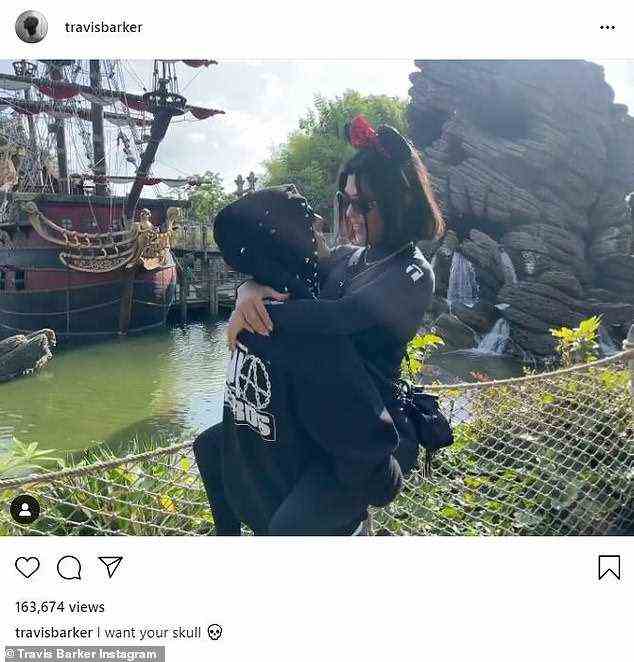 Der Blick der Liebe: Travis war zu sehen, wie er seine Freundin in einem Halloween-Instagram-Post in die Arme nahm, mit dem er beschriftete: „Ich will deinen Schädel“