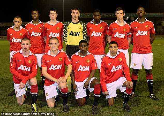 Lingard (vordere Reihe, rechts) ist seit 2000 bei United, als er gerade sieben Jahre alt war.  Dieses Bild war vor einem FA Youth Cup-Spiel für die U18 im Jahr 2011