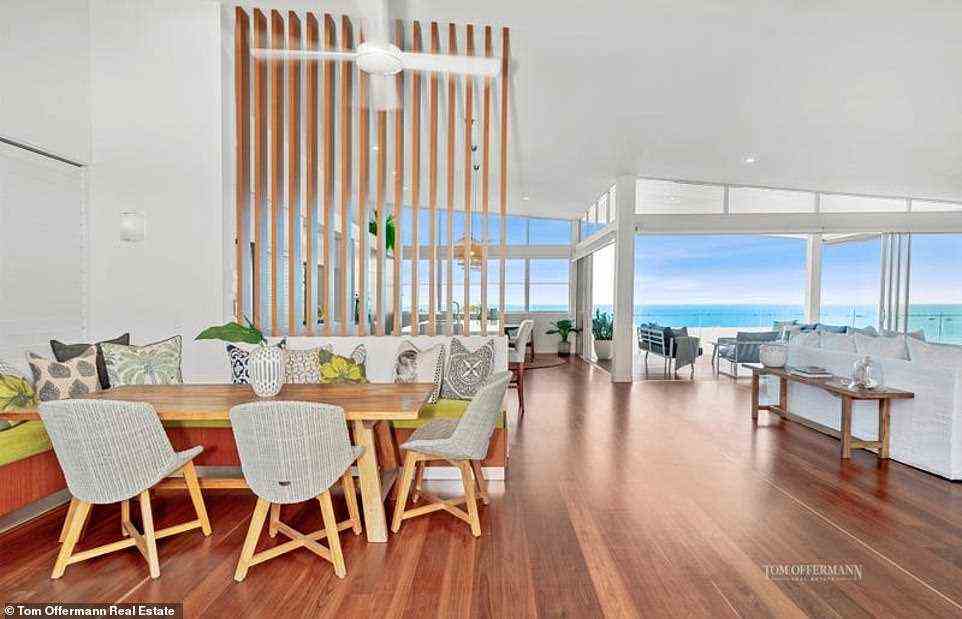Das atemberaubende Haus befindet sich auf einem großzügigen 531 m² großen Grundstück und bietet einige der besten Meerblicke in Australien, die von den Wohnräumen im Erdgeschoss und dem Hauptschlafzimmer im Obergeschoss bewundert werden können