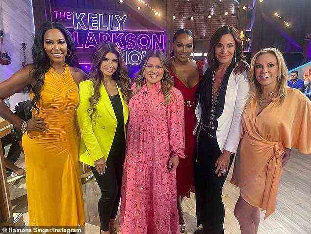 Eine Reihe der Bravo-Stars, darunter Kenya Moore und Ramona Singer, waren bei der Aufzeichnung der Kelly Clarkson Show anwesend