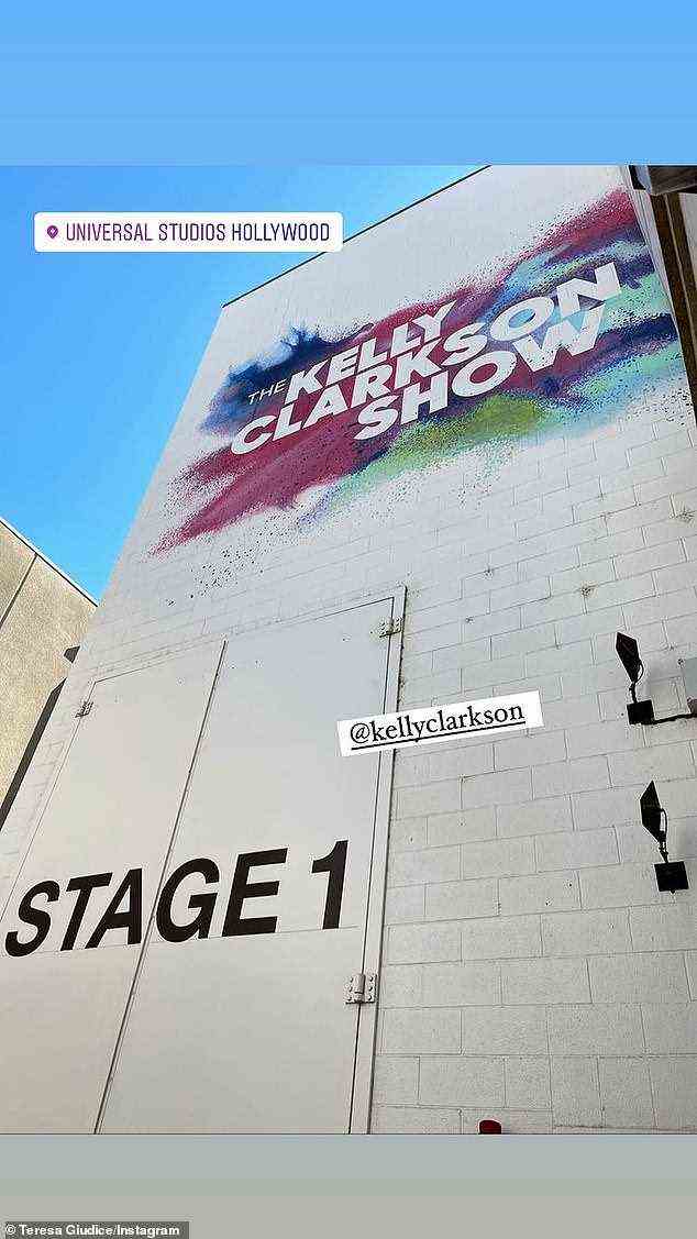 Am Set: Giudice hat am frühen Mittwoch eine Aufnahme des Sets der Kelly Clarkson Show geteilt, die in den Universal Studios Hollywood ausgestrahlt wird