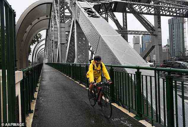 Brisbane (Radfahrer auf der Story Bridge) Brisbane) kann nach Donnerstag mit klareren Bedingungen rechnen, da das System die Küste entlang verfolgt