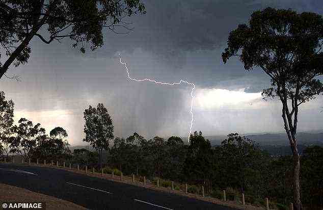 Brisbane, die Gold Coast und Toowoomba werden seit den frühen Morgenstunden des Donnerstagmorgens von sintflutartigen Regenfällen und Blitzen heimgesucht