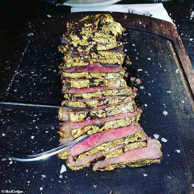 Londoner Gäste können das 24-Karat-Gold Tomhawk-Steak in die Finger bekommen, das zuvor in ihrer Filiale in Dubai auf der Speisekarte stand (Bild).