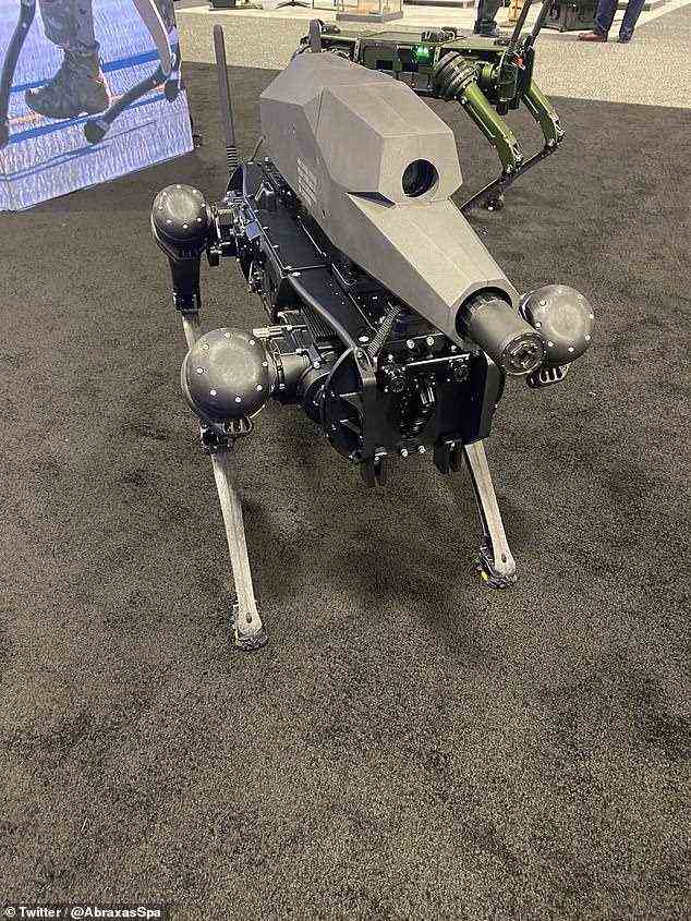 Auf einem der bestehenden „vierbeinigen unbemannten Bodenfahrzeuge“ von Ghost Robotics platziert, kann SPUR aus der Ferne angewiesen werden, sein Gewehr zu laden, zu entladen und abzufeuern