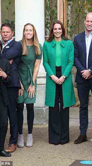 Die Herzogin von Cambridge, 39, hat die Kunst des Wiederanziehens von Outfits verfeinert, bevor sie ihre drei Kinder begrüßte, nachdem sie in einem stylischen Erdem-Mantel ausgetreten war, den sie 2014 zum ersten Mal trug