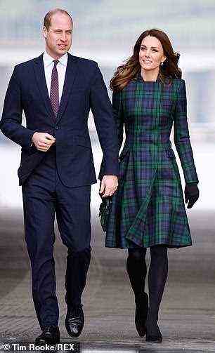 Inzwischen hat die Herzogin auch ein Mantelkleid mit Schottenmuster neu getragen, das sie zum ersten Mal 2012 bei einem Besuch in Berkshire trug (im Jahr 2019 bei einem Besuch in Dundee).