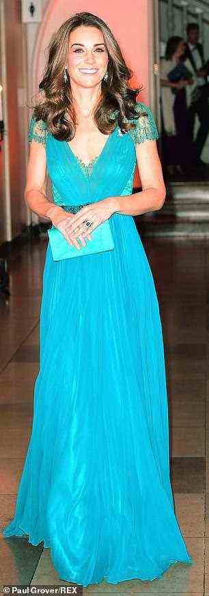 Und das sind nicht nur kuschelige Mäntel und Maßanzüge!  Im Jahr 2012 trug die Herzogin ein blaugrünes Kleid von Jenny Packham für das Olympische Konzert (links), das sie 2018 für die Tusk Conservation wieder trug