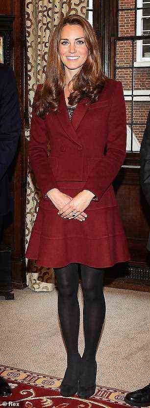 Auch ihren burgunderroten Paule Ka-Anzug hat sie schon mehrfach neu getragen, nachdem sie das Outfit zum ersten Mal im Oktober 2012 bei einem Besuch im Middle Temple Inn in London gesehen hatte