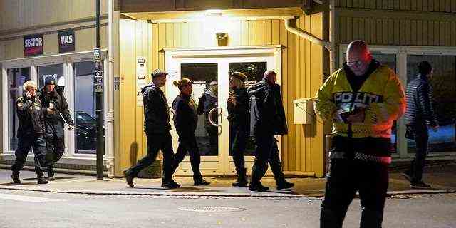 Polizei arbeitet an der Szene, an der in Kongsberg, Norwegen, Mittwoch, 13. Oktober 2021 ein Pfeil in eine Wand geschossen wurde. (Torstein Bøe/NTB über AP)