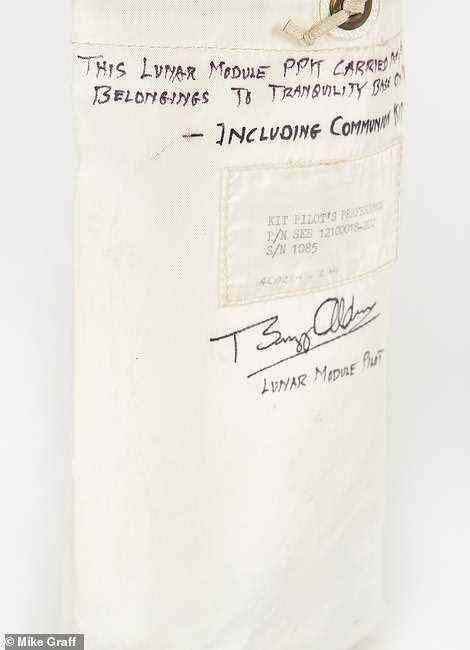 Der Stoffrucksack ist von Aldrin mit schwarzem Filzstift signiert und enthält eine kurze Notiz des NASA-Astronauten