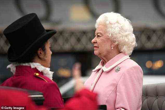 Die Figur der Königin, 95, ist in einem rosa Blazer und einem Rockanzug zu sehen und trägt ihre charakteristischen Perlenohrringe, eine Halskette und eine floral diamantbesetzte Brosche mit einem Perlenmittelstück