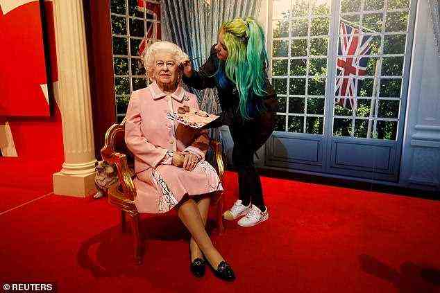 Im Bild die Künstlerin Emma Meehan beim letzten Schliff an einer neuen Wachsfigur der Königin in Blackpool