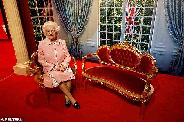 Die Figur der Königin wurde auf einem Stuhl im königlichen Bereich von Madame Tussauds in Blackpool platziert