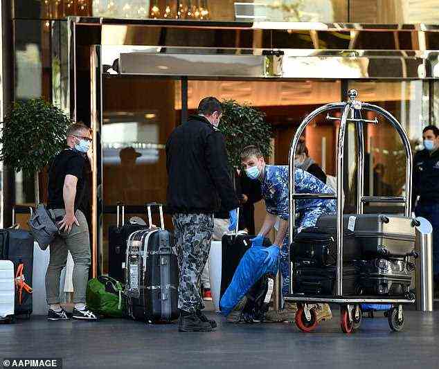 Die Hotelquarantäne wird für zurückkehrende Reisende in NSW, die vollständig geimpft sind, gestrichen (abgebildetes Personal der Verteidigungskräfte in einer Hotelquarantäneeinrichtung in Sydney).