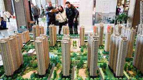 Chinesische Hauskäufer betrachten am 23. Dezember 2018 Wohnmodelle eines Wohnimmobilienprojekts in der Stadt Huai, Provinz Jiangsu, China.