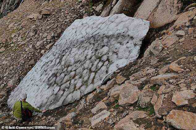 Der 13 Fuß lange Schneestreifen in Braeriach in den Cairngorms, bekannt als The Sphinx, ist dafür bekannt, dass er seit Beginn der Aufzeichnungen praktisch jeden Sommer überlebt hat