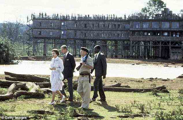 Königin Elizabeth ll und Prinz Philip, Duke of Edinburgh besuchen das Treetops Hotel am 13. November 1983 in Nairobi, Kenia