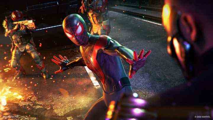 Miles Morales im Spider-Man-Outfit zur Abwehr von Verbrechen.