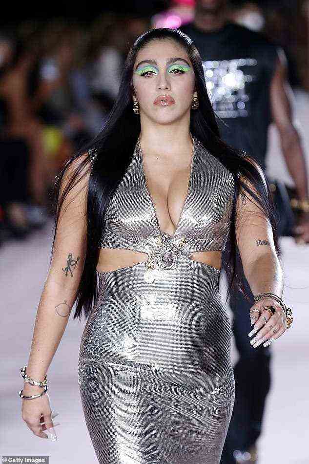 Lourdes wurde letzten Monat in Mailand für eine Versace-Show auf dem Laufsteg gesehen