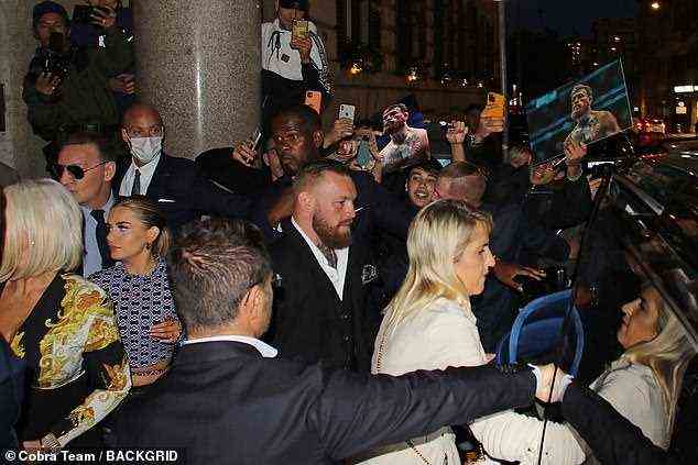 Beliebt: Schwärme von Fans versammelten sich auf der Straße, um einen Blick auf den Star zu werfen, als er das Luxushotel De La Vilee verließ