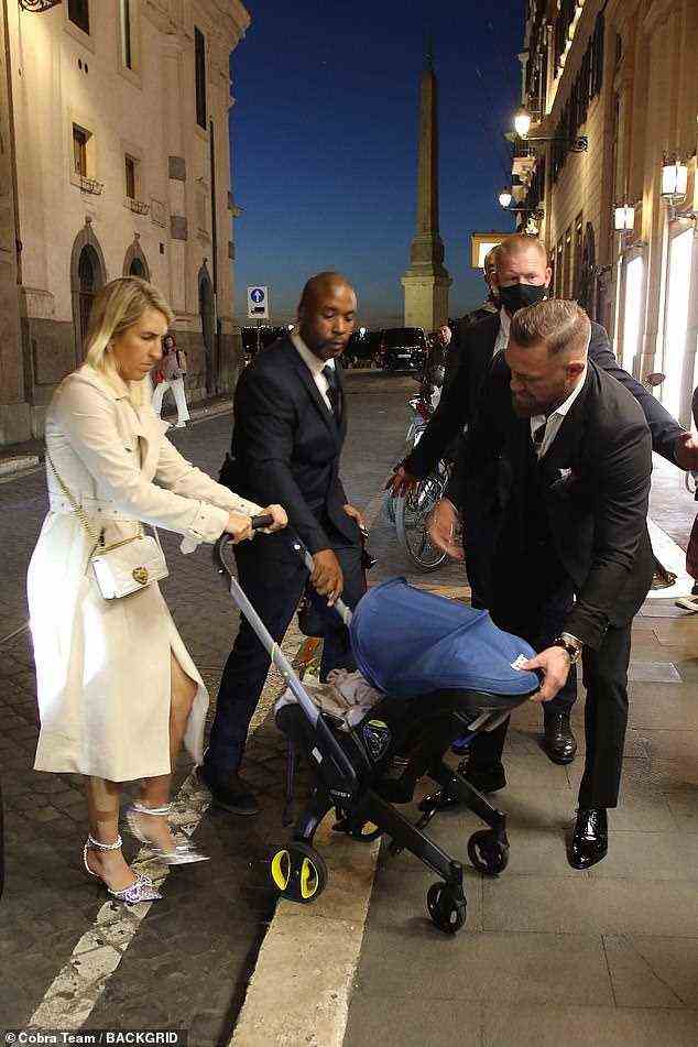Papa zum Anfassen: Der MMA-Star navigierte durch Italiens Kopfsteinpflaster, während er den Kinderwagen seines Sohnes vorsichtig auf dem Bürgersteig abstellte.