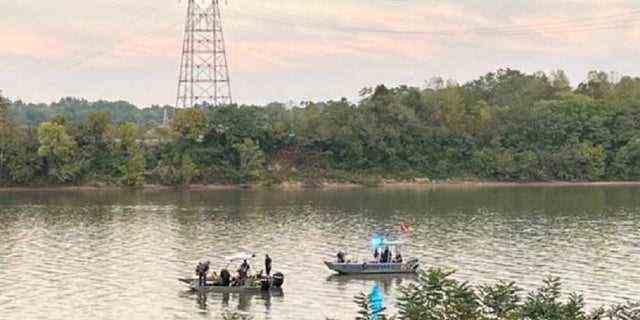 Die Behörden durchsuchen den Ohio River nach einem Geländewagen, der mit einem Vermisstenfall von 2002 in Ohio in Verbindung steht. 
