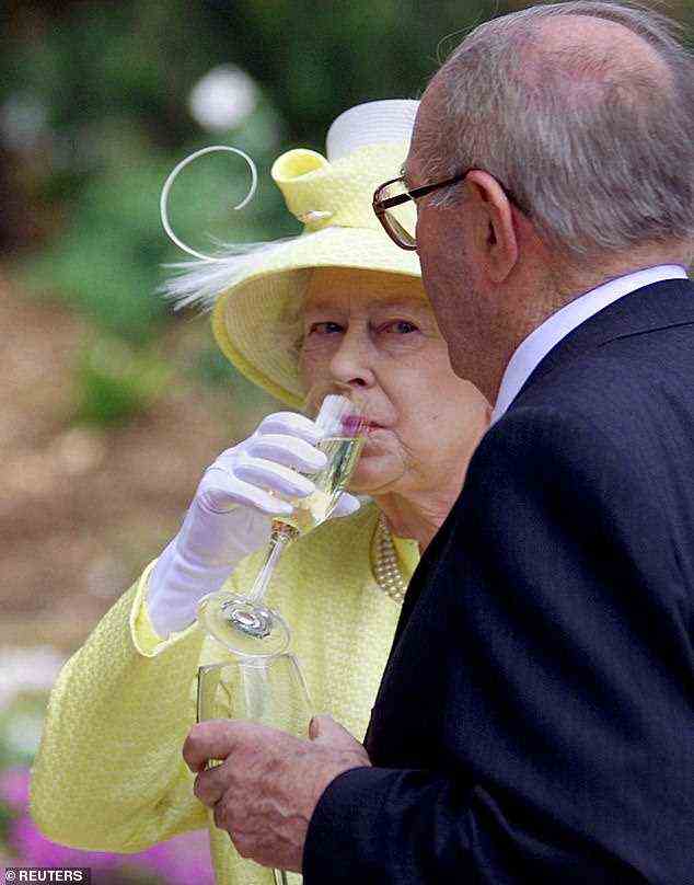 Queen Elizabeth nimmt am 28. Februar 200 während einer Weinlandtour im Barossa Valley in der Nähe von Adelaide in Australien einen Schluck Wein mit dem Geschäftsführer von Chateau Barrosa, Hermann Thumm