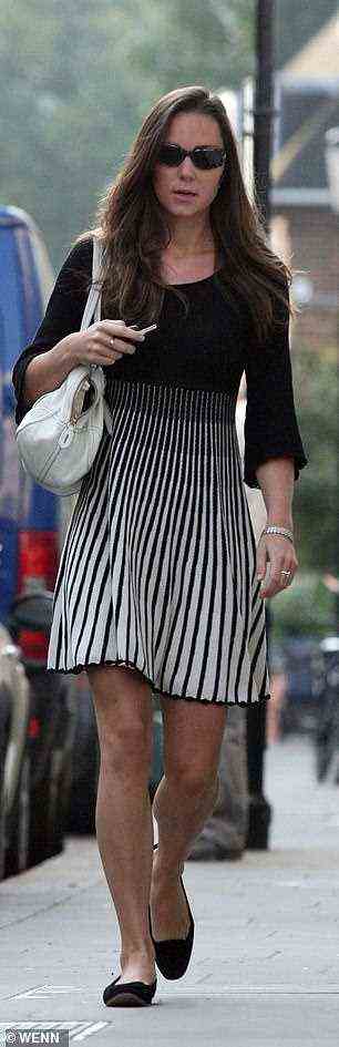 Kate wurde einmal dieses stilvolle weiß-schwarze Kleid gesehen, bevor sie im September mit Prinz William verheiratet wurde