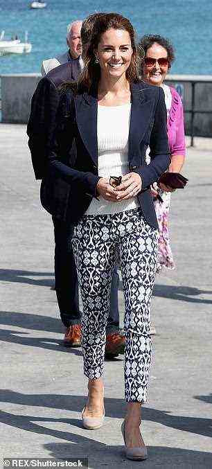 Kate trug die auffällige Hosen-Blazer-Kombination bei einem Besuch auf den Scilly-Inseln im Jahr 2016