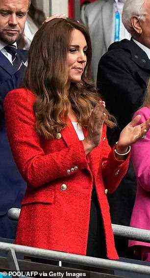Die Herzogin von Cambridge stahl im Halbfinale der UEFA-Europameisterschaft mit einem karmesinroten Blazer von Zara . die Show