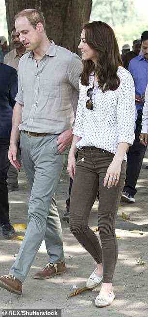 Kate Middleton trug bei einem Indien-Besuch mit Prinz William im Jahr 2016 eine weiße Bluse und grüne Jeans