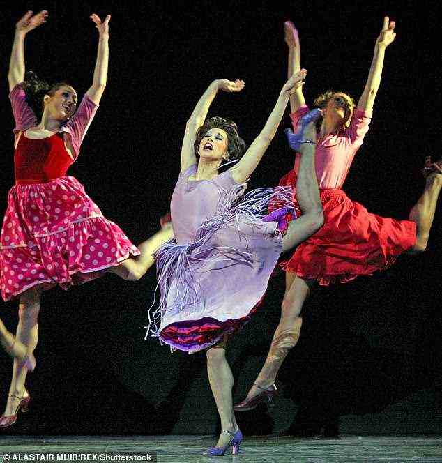 Die New York City Ballet-Tänzerin Georgina Pazcoguin, die 2008 in New York in Lila auftrat, hat in einer neuen Memoiren Behauptungen über die dunkle Wahrheit des Lebens als Top-Tänzerin aufgestellt