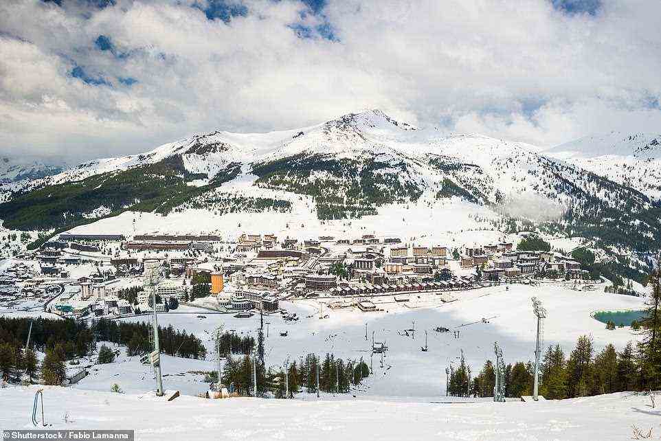 Ein Panoramablick auf das Skigebiet Sestriere in Italien, das eines der ersten speziell gebauten Skigebiete war