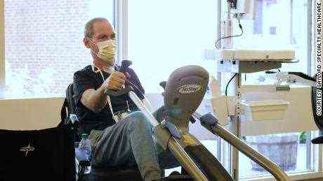 Robby Walker verbrachte einen Monat in der Reha bei Gaylord Specialty Healthcare in Connecticut.  Vernarbte Lungen und reduzierte Lungenkapazität machen selbst kleine Aufgaben zu einer Herausforderung, sagte er.