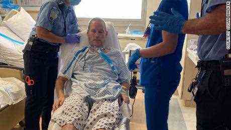 Robby Walker verließ das Saint Francis Hospital und konnte ohne die Hilfe einer Gehhilfe nicht stehen.