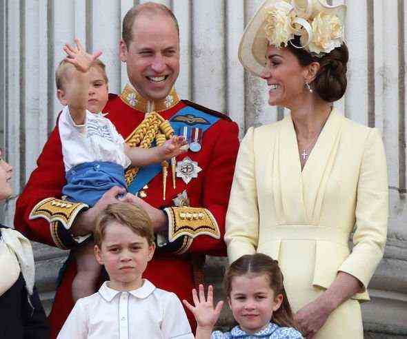 Der Herzog und die Herzogin von Cambridge mit ihren Kindern