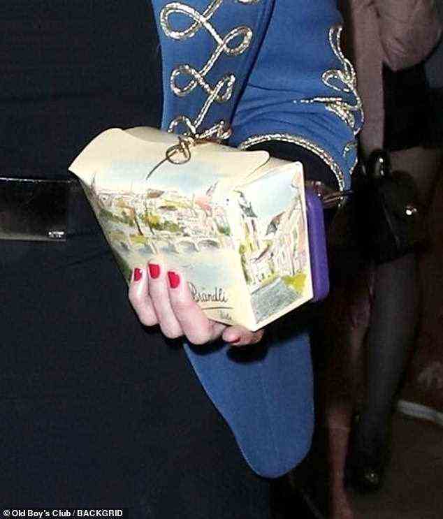 Geburtstagsgeschenke!  Fergie trug eine dekorative Schachtel, als sie vom Dorchester nach Hause kam, und ihre roten Nägel waren auch auf dem Punkt!