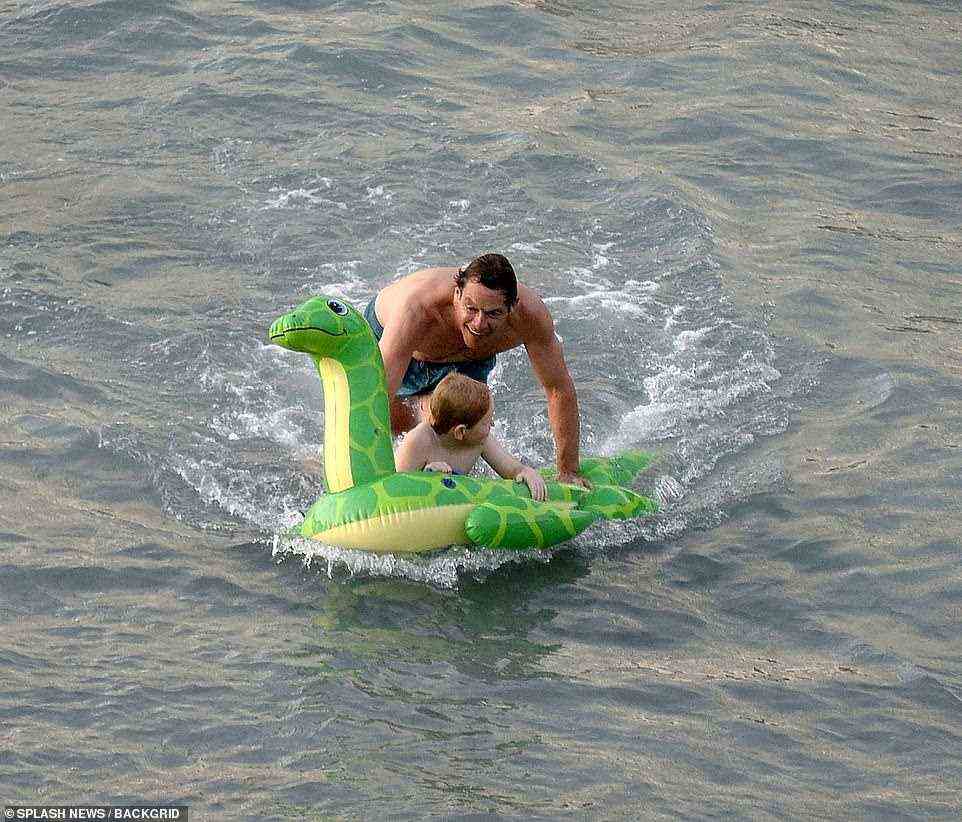 In einer Szene, die letzte Woche auf Mallorca gedreht wurde, strahlt Dominic Wests Prinz vor Freude, als er mit dem jungen Harry auf einem Schlauchboot spielt