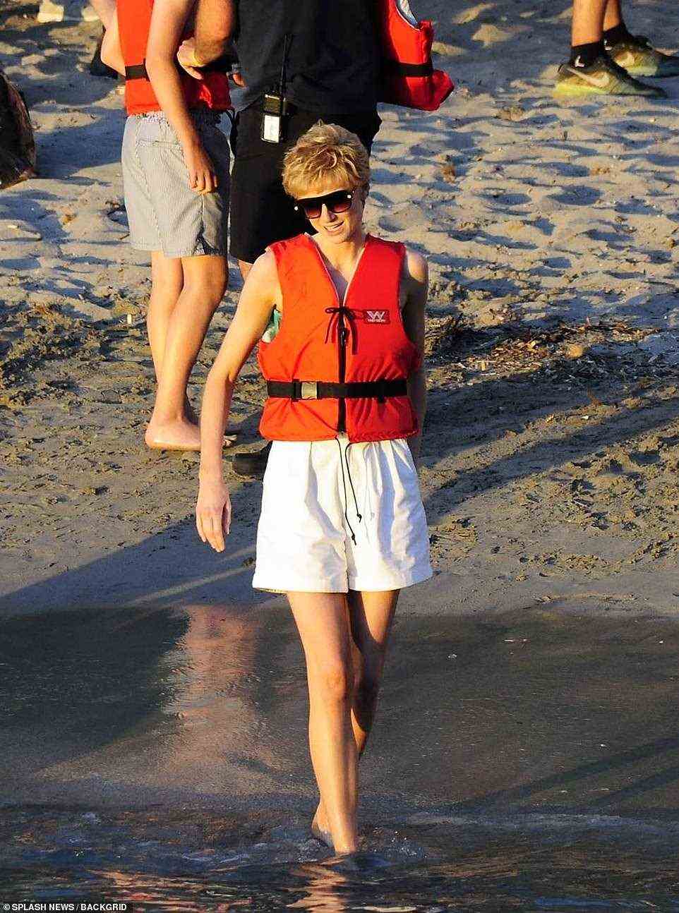 Elizabeth Debicki posiert als Prinzessin Diana am Strand in Netflix's The Crown