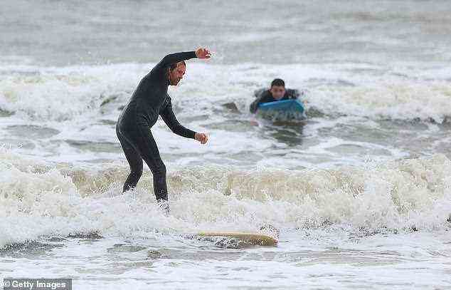 Es wird erwartet, dass die Reisebeschränkung von 15 km im Rahmen der gelockerten Beschränkungen aufgehoben wird (im Bild eines Surfers am Samstag in Williamstown Beach).