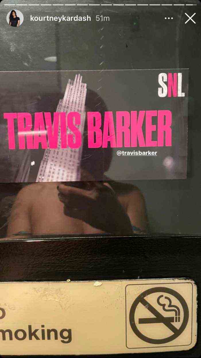 Travis Barker spielt SNL nach Kim Kardashian Gastgeber.