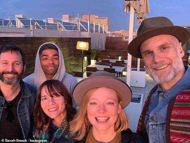Pals: Dave (ganz links) ist auf Fotos zu sehen, die auf Sarahs Instagram-Account geteilt wurden, wobei das Paar 2019 zusammen mit Freunden nach Spanien reiste
