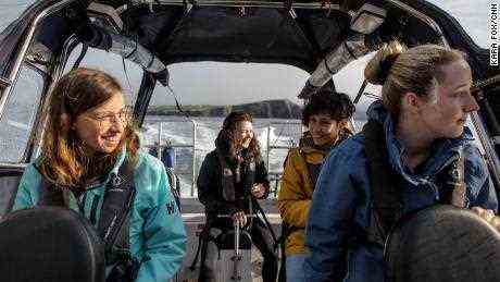 Touristen fahren am Sonntag mit dem Boot von Jimmy Flannery.