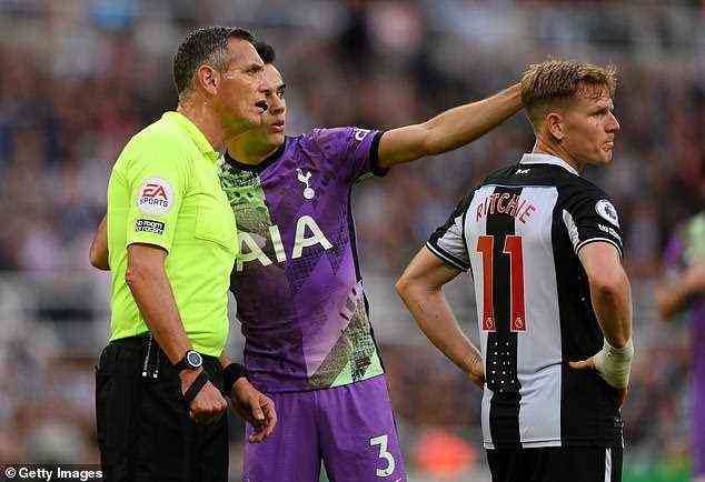 Tottenham-Verteidiger Sergio Reguilon (Mitte) forderte Schiedsrichter Andre Marriner (links) auf, das Spiel zu unterbrechen