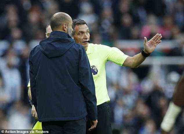 Schiedsrichter Marriner erklärt Tottenham-Trainer Nuno Espirito Santo die Situation