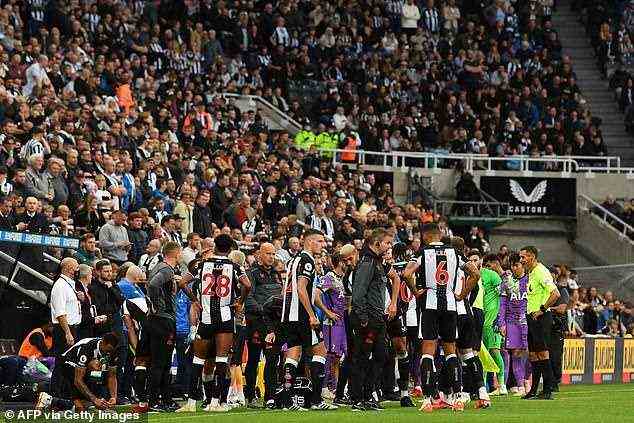 Das Spiel wurde in der 40. Minute von Tottenhams führendem Gastgeber Newcastle unterbrochen