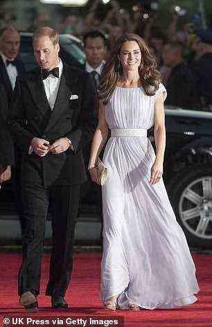 Ihre Königliche Hoheit zog das Kleid zum ersten Mal bei einer BAFTA-Black-Tie-Veranstaltung im Belasco Theate (links) an, einer der ersten Veranstaltungen dieser Art, die sie erlebte, nachdem sie im April 2011 mit William den Bund fürs Leben geschlossen hatte.